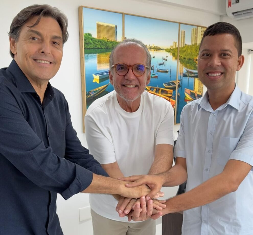 prefeito-e-ex-prefeito-de-flores-formalizam-apoio-a-reeleicao-do-senador-dueire