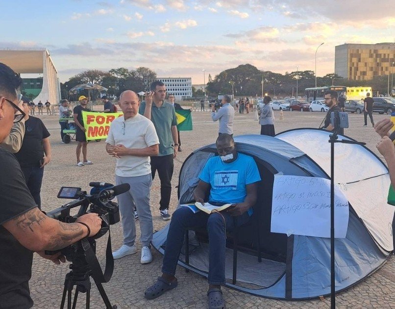 moraes-proibe-acampamentos-na-praca-dos-tres-poderes-e-ve-tentativa-de-coacao-contra-o-stf