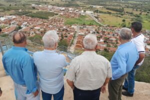 em-quixaba,-senador-humberto-costa,-ao-lado-do-prefeito-ze-pretinho,-visita-obra-do-cruzeiro