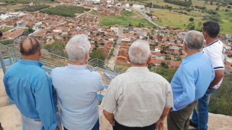 em-quixaba,-senador-humberto-costa,-ao-lado-do-prefeito-ze-pretinho,-visita-obra-do-cruzeiro