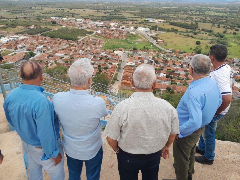 em-quixaba,-senador-humberto-costa,-ao-lado-do-prefeito-ze-pretinho,-visita-obra-do-cruzeiro