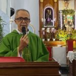 padre-otaviano-santana-celebra-a-3a-missa-em-honra-ao-padroeiro-sao-joao-vianney,-em-carnaiba