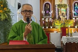 padre-otaviano-santana-celebra-a-3a-missa-em-honra-ao-padroeiro-sao-joao-vianney,-em-carnaiba