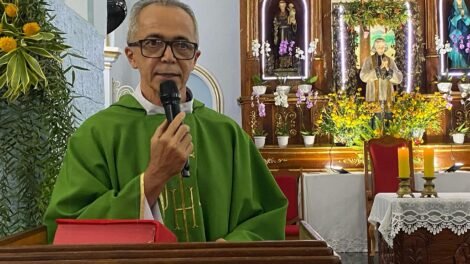 padre-otaviano-santana-celebra-a-3a-missa-em-honra-ao-padroeiro-sao-joao-vianney,-em-carnaiba