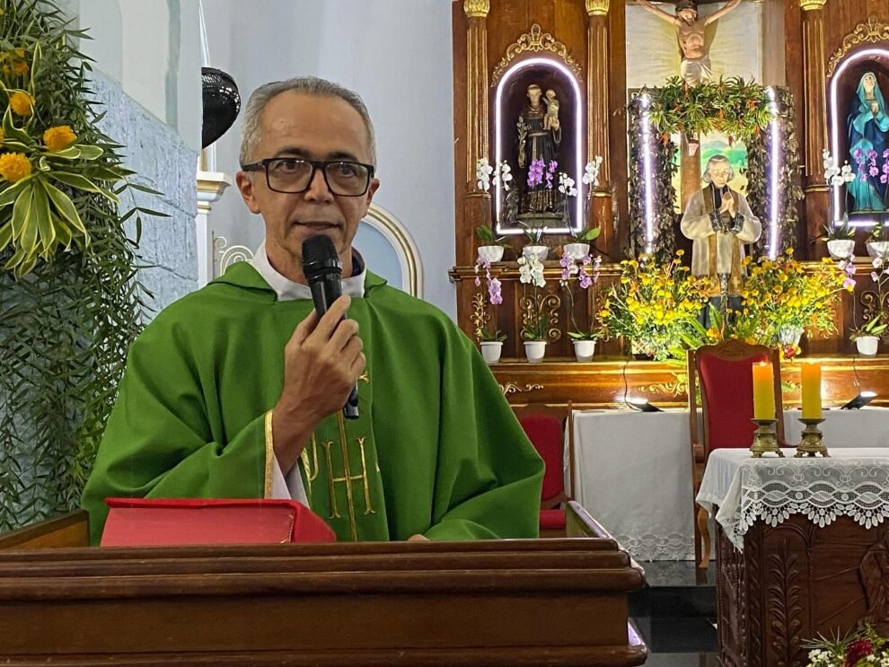padre-otaviano-santana-celebra-a-3a-missa-em-honra-ao-padroeiro-sao-joao-vianney,-em-carnaiba