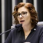 deputada-carla-zambelli-e-presa-na-italia