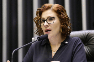 deputada-carla-zambelli-e-presa-na-italia