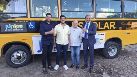 iguaracy-recebe-dois-novos-micro-onibus-escolares-por-meio-de-programa-estadual