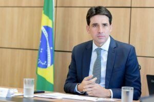 “meu-lado-e-ao-lado-de-joao-campos-e-de-lula”,-diz-silvio-costa-filho 