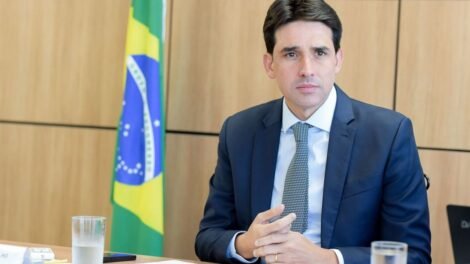“meu-lado-e-ao-lado-de-joao-campos-e-de-lula”,-diz-silvio-costa-filho 