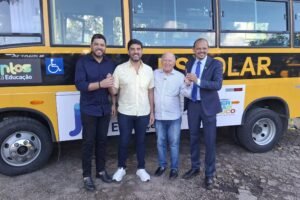 prefeito-dr.-pedro-alves,-comemora-recebido-de-dois-micro-onibus-escolares-para-iguaracy