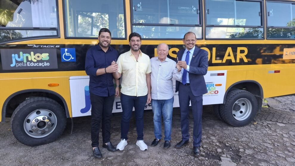 prefeito-dr.-pedro-alves,-comemora-recebido-de-dois-micro-onibus-escolares-para-iguaracy