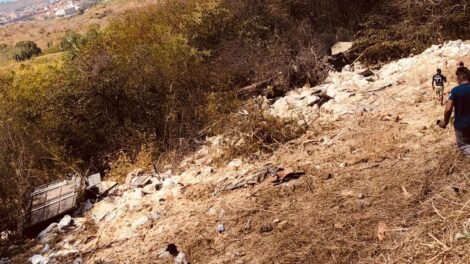 carreta-com-placa-de-serra-talhada-cai-em-ribanceira-no-ceara-e-motorista-morre-no-local