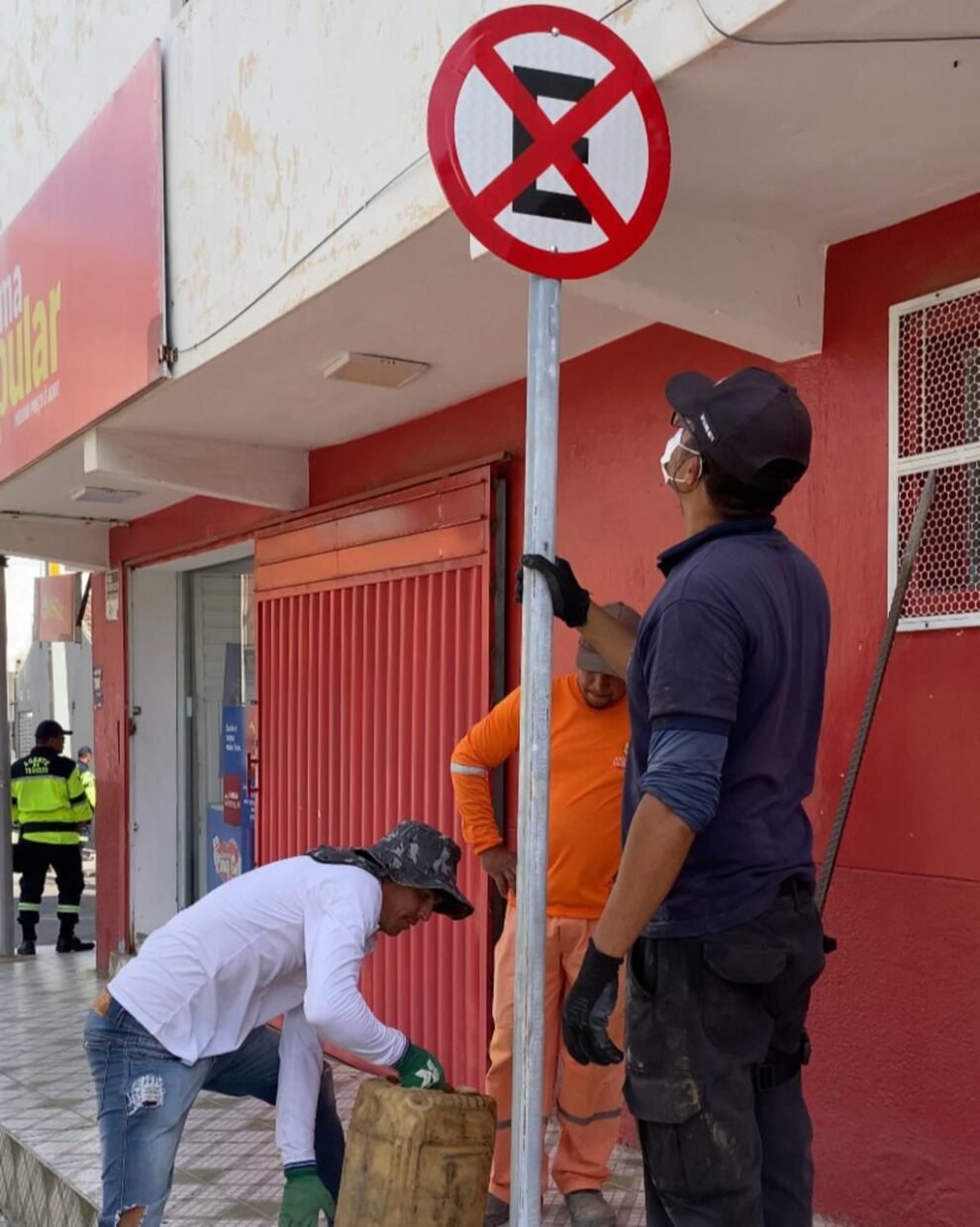 transito:-prefeitura-de-afogados-comeca-a-sinalizar-rua-diomedes-gomes