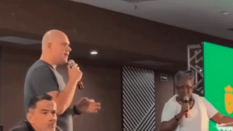 prefeito-expulsa-professora-de-evento-por-usar-pronome-“todes”