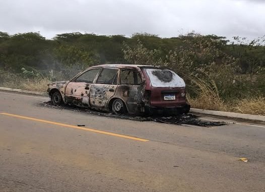carro-pega-fogo-na-pe-337-entre-flores-e-sitio-dos-nunes