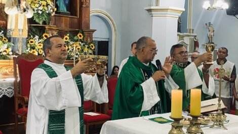 carnaiba:-padres-luizinho-e-edilberto-celebram-missa-do-padroeiro-sao-joao-maria-vianney