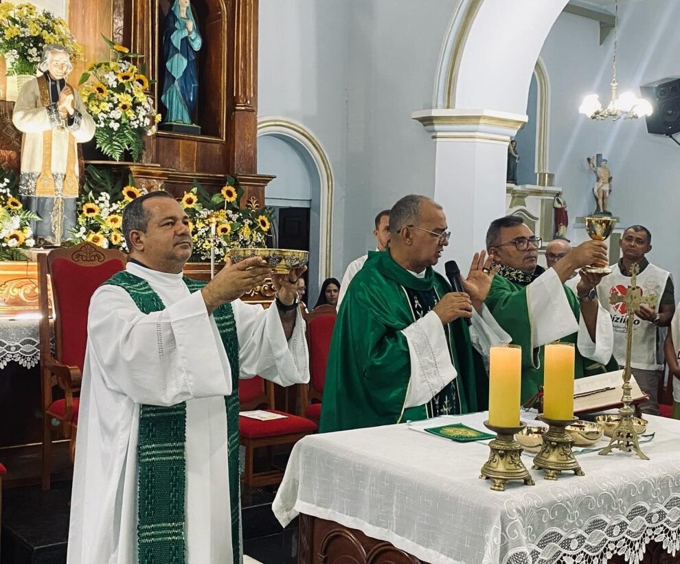 carnaiba:-padres-luizinho-e-edilberto-celebram-missa-do-padroeiro-sao-joao-maria-vianney