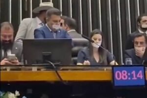 oposicao-protesta-contra-prisao-de-bolsonaro,-anuncia-obstrucao-no-congresso