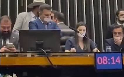 oposicao-protesta-contra-prisao-de-bolsonaro,-anuncia-obstrucao-no-congresso
