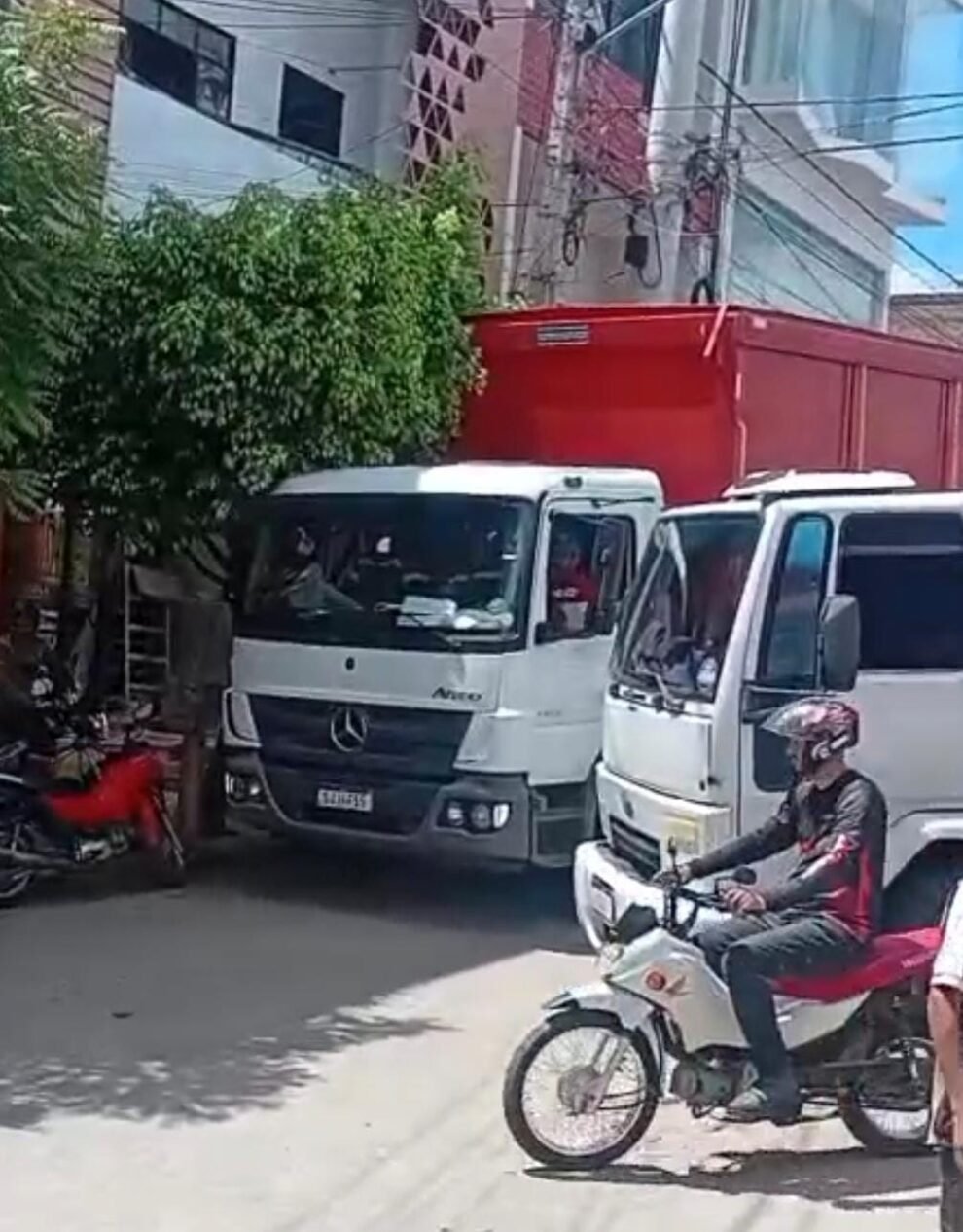 caminhao-quebra-eixo-e-causa-transtorno-no-centro-de-afogados-da-ingazeira-nesta-quarta-feira-(06)