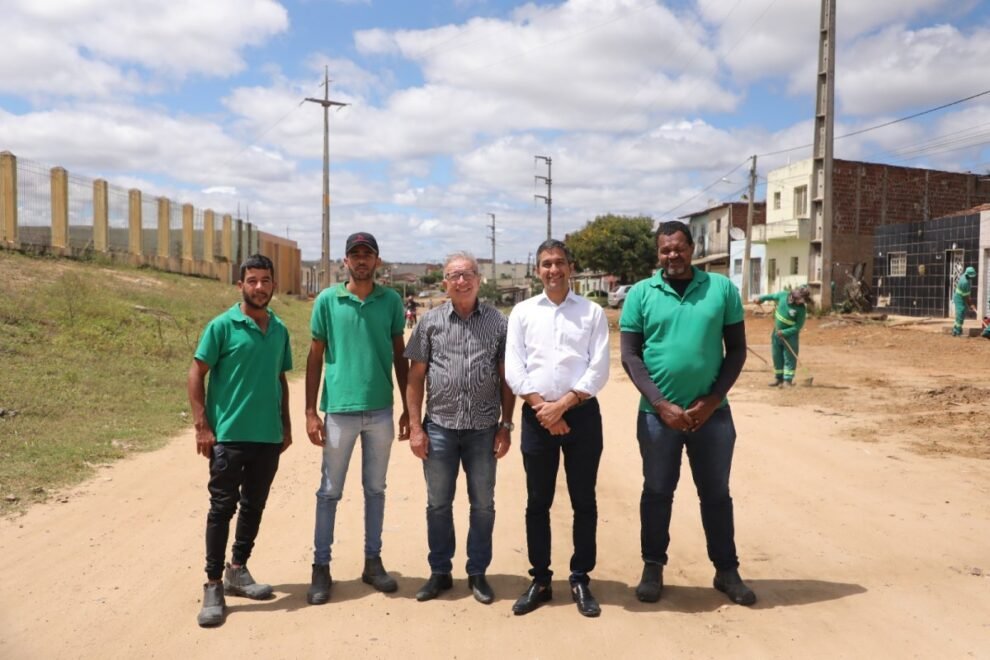 flavio-marques-assina-ordem-de-servico-para-pavimentacao-da-rua-joao-salvino-liberal