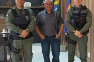 pms-da-1a-cpm-visitam-gabinete-do-prefeito-ze-pretinho,-em-quixaba