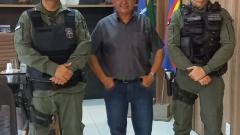 pms-da-1a-cpm-visitam-gabinete-do-prefeito-ze-pretinho,-em-quixaba
