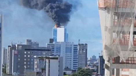 incendio-atinge-cobertura-de-predio-empresarial-no-pina,-zona-sul-do-recife