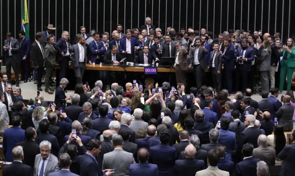 para-juristas,-motim-da-oposicao-quebra-decoro-e-sugere-prevaricacao