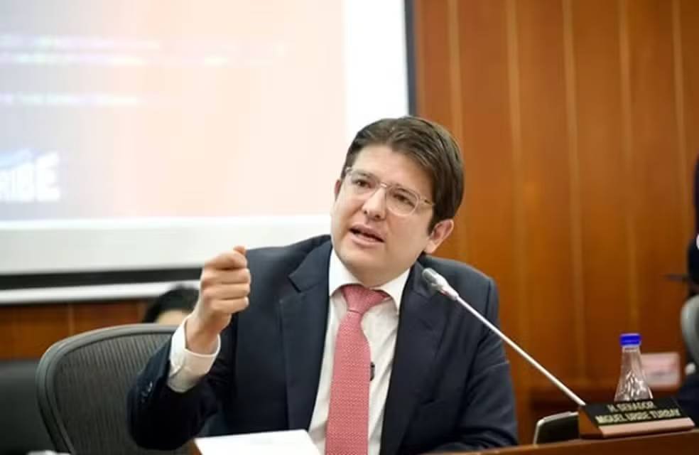 morre-miguel-uribe,-pre-candidato-a-presidencia-da-colombia-baleado-durante-discurso