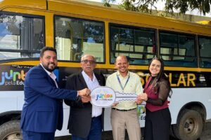 prefeito-de-ingazeira-recebe-micro-onibus-do-programa-juntos-pela-educacao