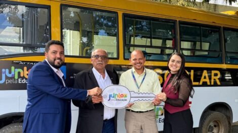 prefeito-de-ingazeira-recebe-micro-onibus-do-programa-juntos-pela-educacao