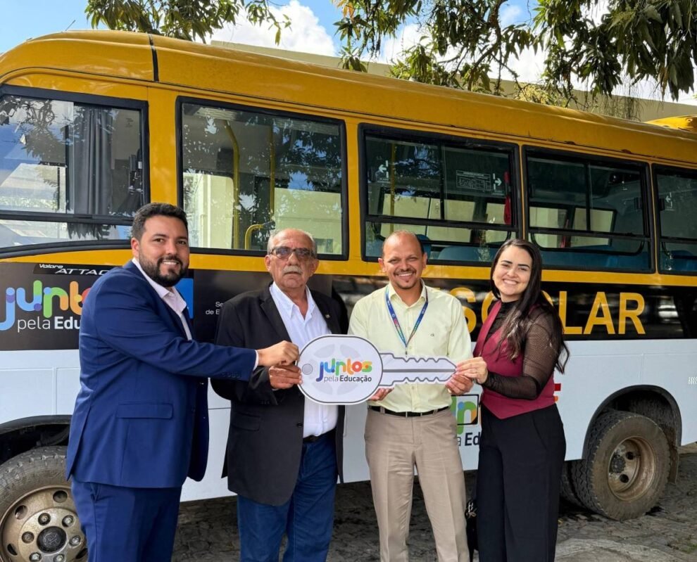 prefeito-de-ingazeira-recebe-micro-onibus-do-programa-juntos-pela-educacao
