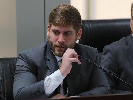 segue-exposicao-e-vexame-para-o-filho-de-waldemar-oliveira