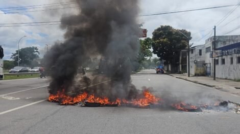protesto-por-ampliacao-do-minha-casa-minha-vida-interdita-br-101-no-engenho-do-meio