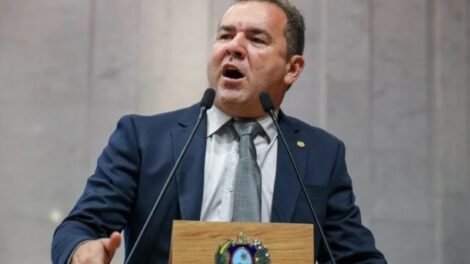 junior-matuto-segue-envergonhando-o-parlamento