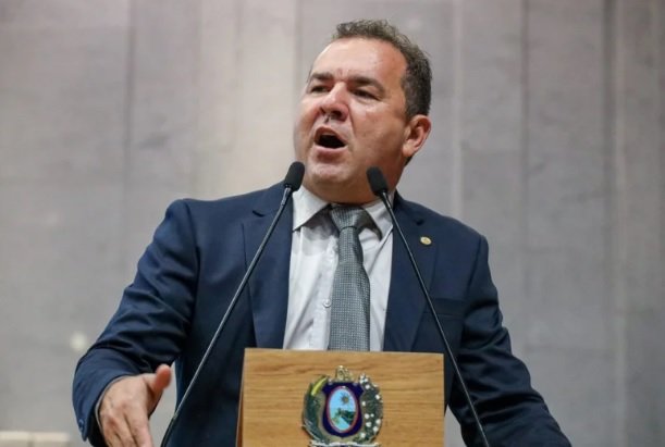 junior-matuto-segue-envergonhando-o-parlamento