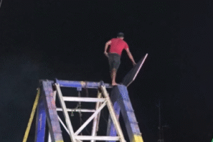 homem-em-surto-sobe-em-estrutura-de-brinquedo-em-tabira