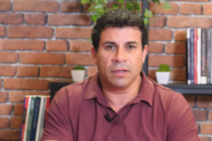 “bolsonaro-e-sua-familia-vao-responder-pelos-crimes-cometidos”,-afirma-carlos-veras