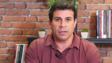 “bolsonaro-e-sua-familia-vao-responder-pelos-crimes-cometidos”,-afirma-carlos-veras