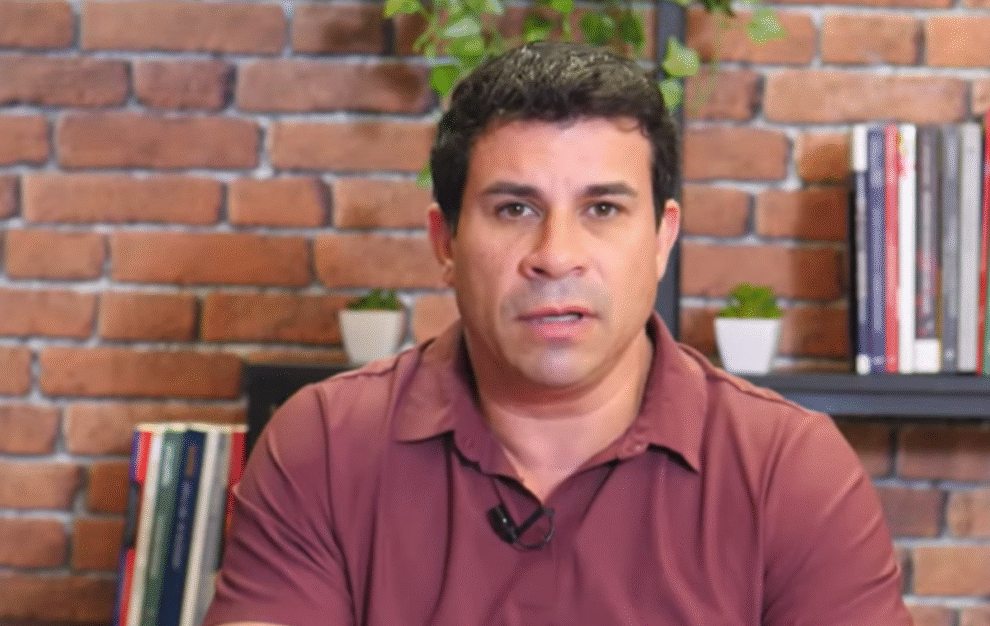 “bolsonaro-e-sua-familia-vao-responder-pelos-crimes-cometidos”,-afirma-carlos-veras