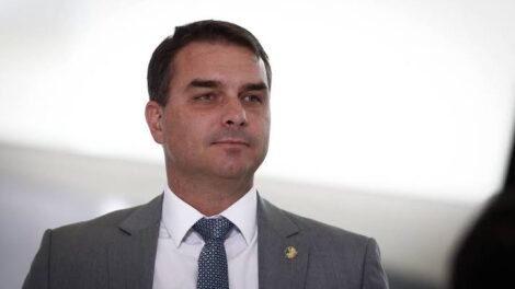 flavio-bolsonaro-diz-que-mae-e-avos-foram-feitos-refens-durante-assalto