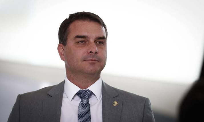 flavio-bolsonaro-diz-que-mae-e-avos-foram-feitos-refens-durante-assalto