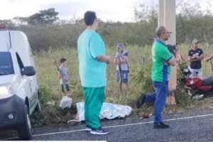 acidente-de-motocicleta-em-brejinho-pe,-deixa-mulher-ferida-e-jovem-morta