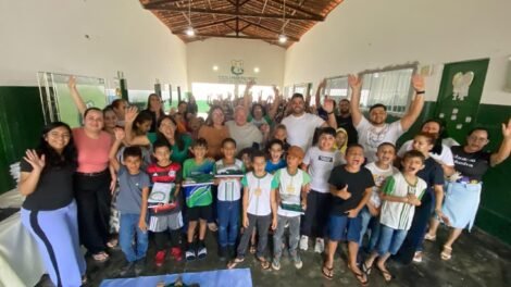 prefeitura-de-iguaracy-realiza-entrega-de-kits-escolares-e-equipamentos-tecnologicos-em-jabitaca