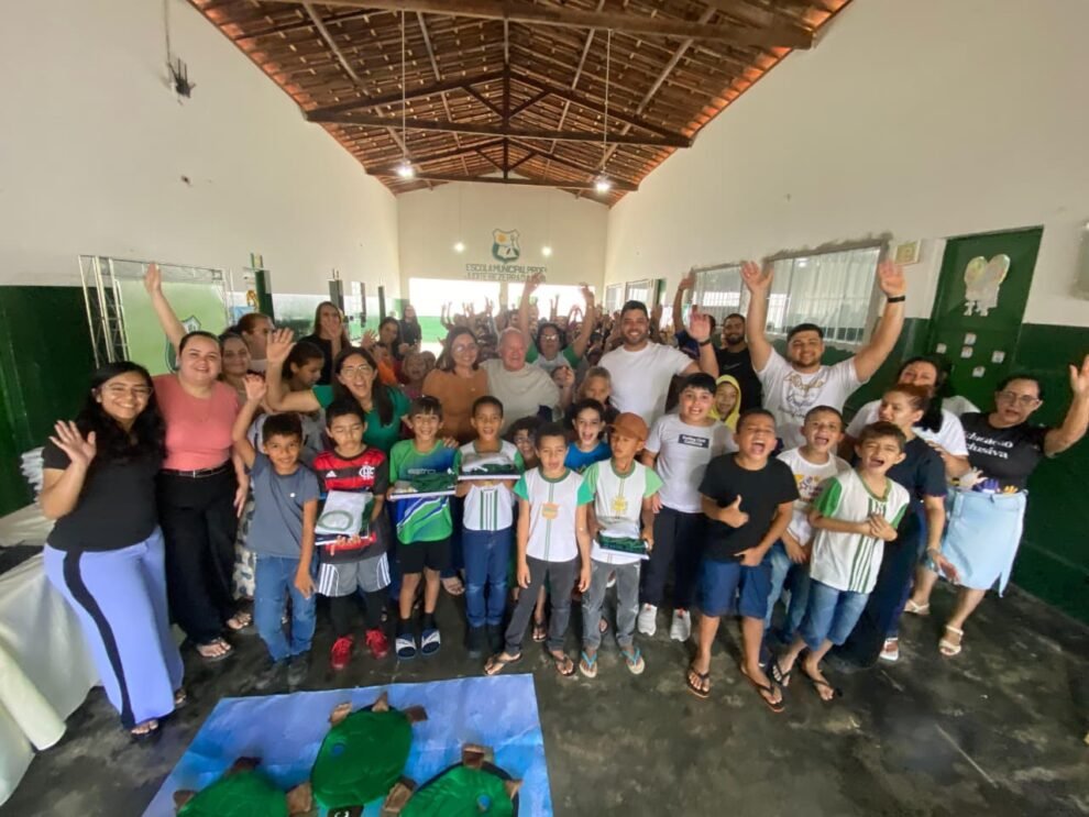 prefeitura-de-iguaracy-realiza-entrega-de-kits-escolares-e-equipamentos-tecnologicos-em-jabitaca