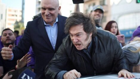 milei-e-retirado-de-evento-as-pressas-apos-caravana-ser-atacada-com-pedras