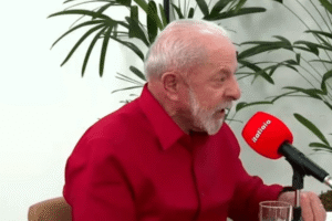 “eduardo-bolsonaro-vai-passar-para-a-historia-como-o-maior-traidor-do-pais”,-diz-lula