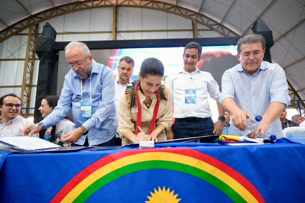 com-articulacao-do-prefeito-flavio-marques,-raquel-lyra-assina-ordens-de-servico-que-garantem-mais-agua-para-tabira
